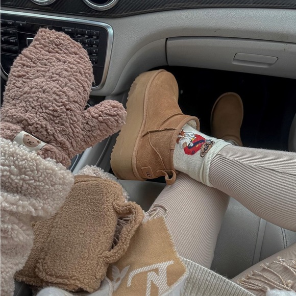 UGG Women's Classic Ultra Mini Platform - Picture 11 of 15